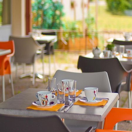 Logis Hotel Restaurant De La Madeleine Commercy Esterno foto