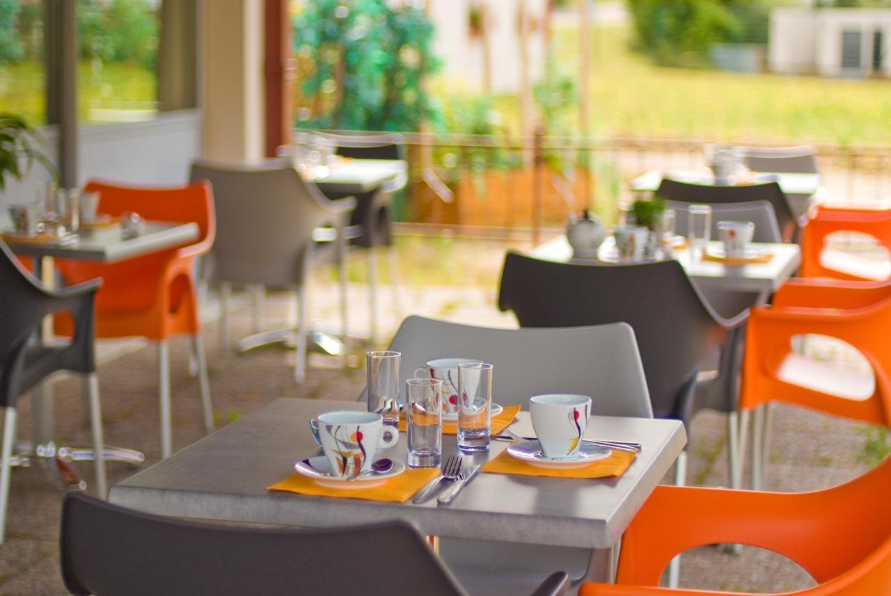 Logis Hotel Restaurant De La Madeleine Commercy Esterno foto